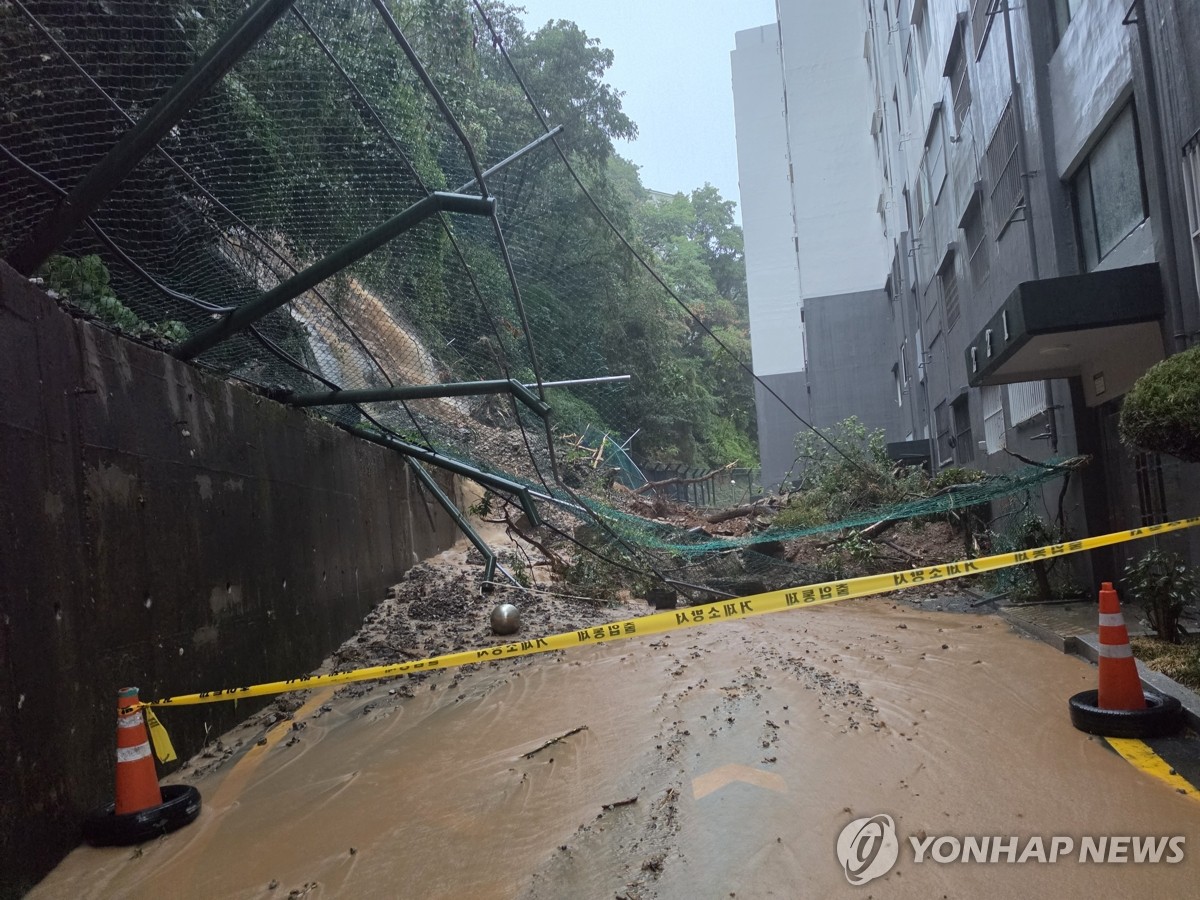 산사태에 피해 본 거제 주택가. 사진=연합뉴스