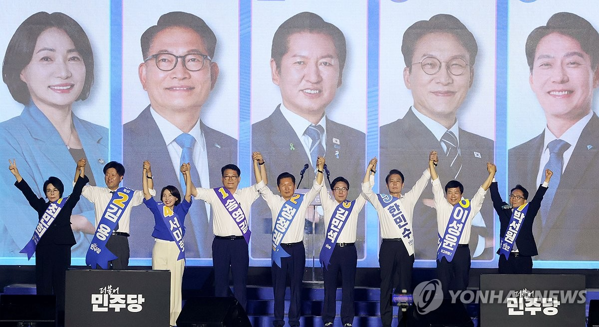 17일 대전 컨벤션센터에서 열린 제3회 더불어민주당 정기 전국당원대회에서 당 대표 후보들과 최고위원 후보들이 인사하고 있다. (사진=연합뉴스)