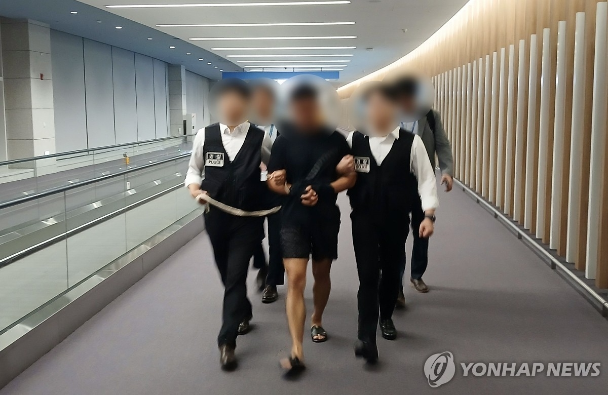 해킹조직 총책급 범죄인인 중국 국적 전모씨가 인천국제공항을 통해 강제송환되고 있는 모습. (사진=연합뉴스)