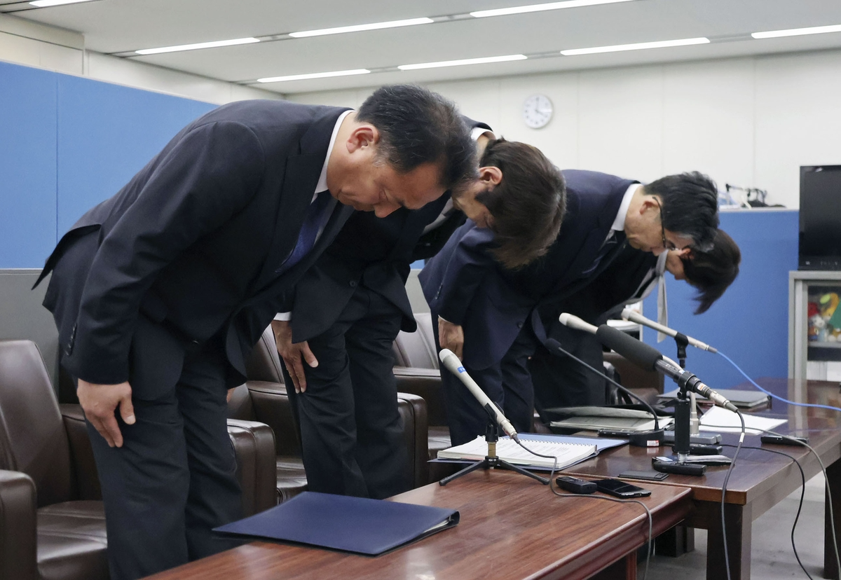 사죄하는 군마현 교육위원회 관계자들. 사진=연합뉴스