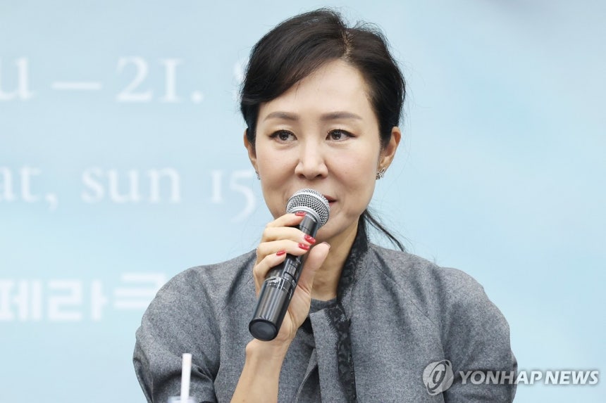 박혜진 국립오페라단장 겸 예술감독이 28일 서울 서초구 예술의전당 N스튜디오에서 열린 오페라 '피터 그라임스' 기자간담회에서 인사말을 하고 있다/연합뉴스