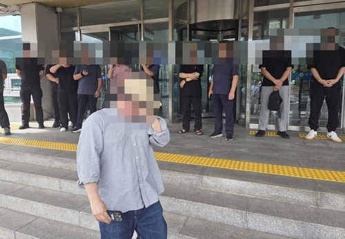 실종 사건에 대한 경찰관의 허위 종결로 끝내 숨진 채 발견된 60대 남성 A씨의 유족들이 23일 제주서부경찰서에서 항의 기자회견을 열고 있다. 연합뉴스