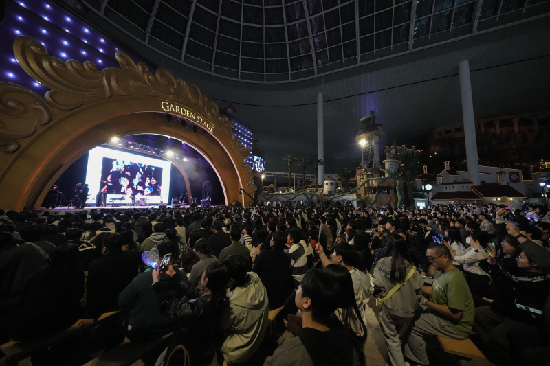 행정공제회가 지난 4월 10일 밤부터 11일 새벽까지 서울 잠실 롯데월드 어드벤처에서 개최한 ‘올나잇 페스티벌’에 회원과 동반인 등 약 3000명이 참석했다. 사진=행정공제회