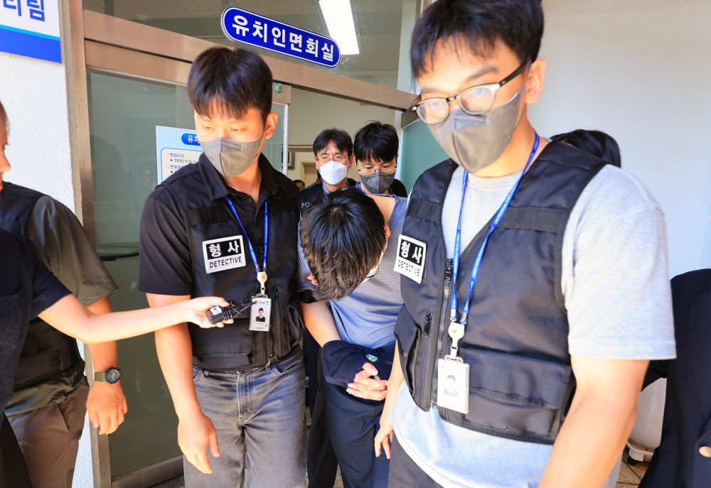 실종사건 허위 종결 등 혐의를 받는 A 경장이 24일 오전 체포적부심사를 받으러 가기 위해 제주동부경찰서 유치장에서 나오고 있다. 연합뉴스