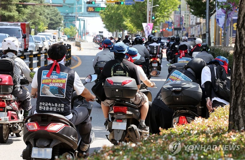 지난해 9월 3일 HD현대중공업 울산 조선소 정문에서 노조원들이 임금 교섭 난항으로 부분 파업에 돌입하고 오토바이 행진하는 모습 (연합뉴스 출처)