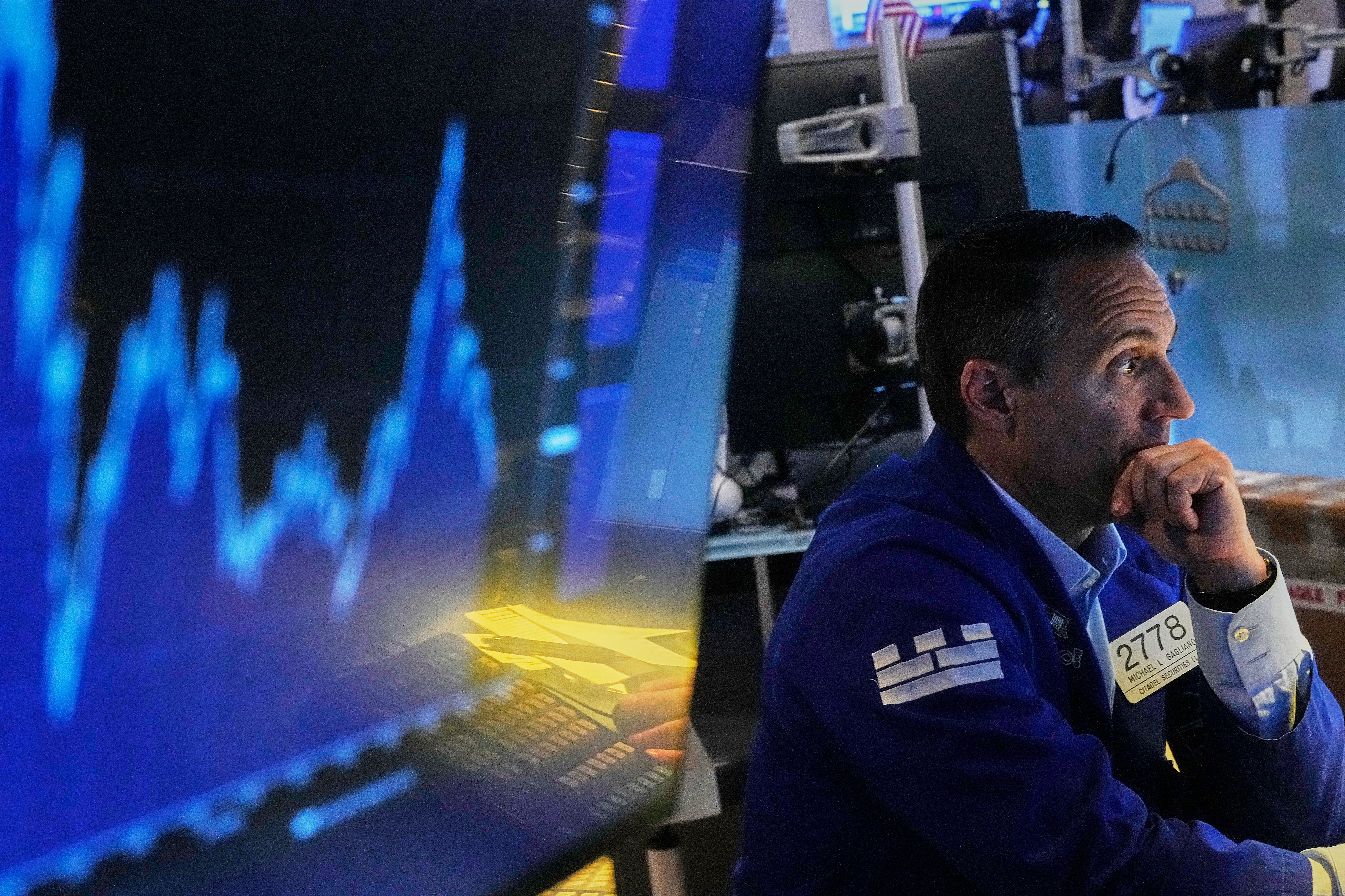 뉴욕증권거래소(NYSE) 트레이더가 시황을 살펴보고 있다. 사진=연합뉴스