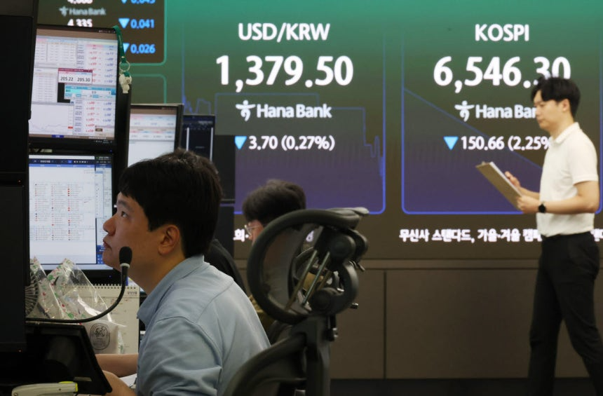 25일 중구 하나은행 본점 딜링룸 전광판에 실시간 코스피와 원/달러 환율이 표시돼 있다. 연합뉴스