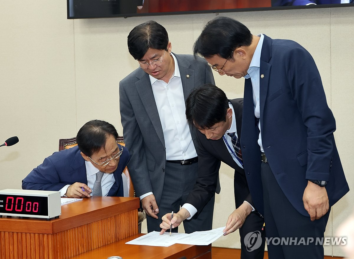 유동수 국회 정무위원장(왼쪽)이 지난 24일 국회에서 열린 정무위원회 제1차 전체회의에서 박상혁 더불어민주당 간사(왼쪽 두 번째), 서일준 국민의힘 간사(오른쪽 첫 번째)와 자료를 보며 얘기를 나누고 있다. (사진=연합뉴스)