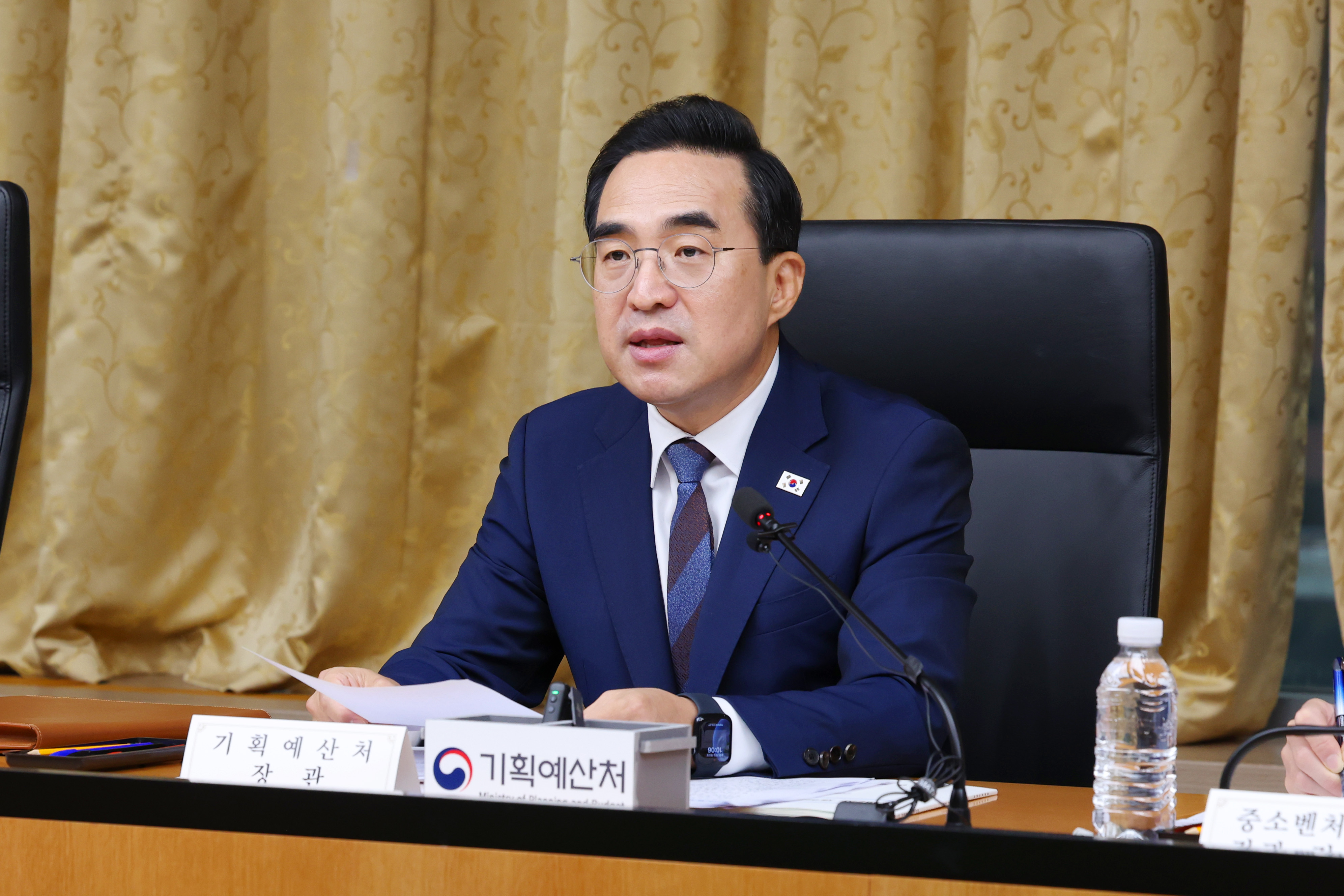 박홍근 기획예산처 장관이 8월 27일 오전 서울 중구 예금보험공사 대회의실에서 열린 '제2차 재정운용전략협의회'에서 모두발언을 하고 있다. (사진=기획예산처)