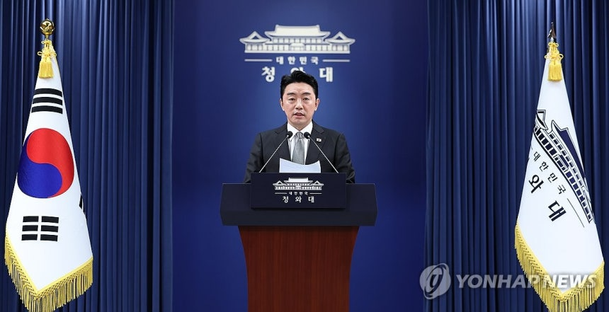 강훈식 비서실장이 30일 청와대 춘추관에서 인사 관련 브리핑을 하고 있다. (사진=연합뉴스)