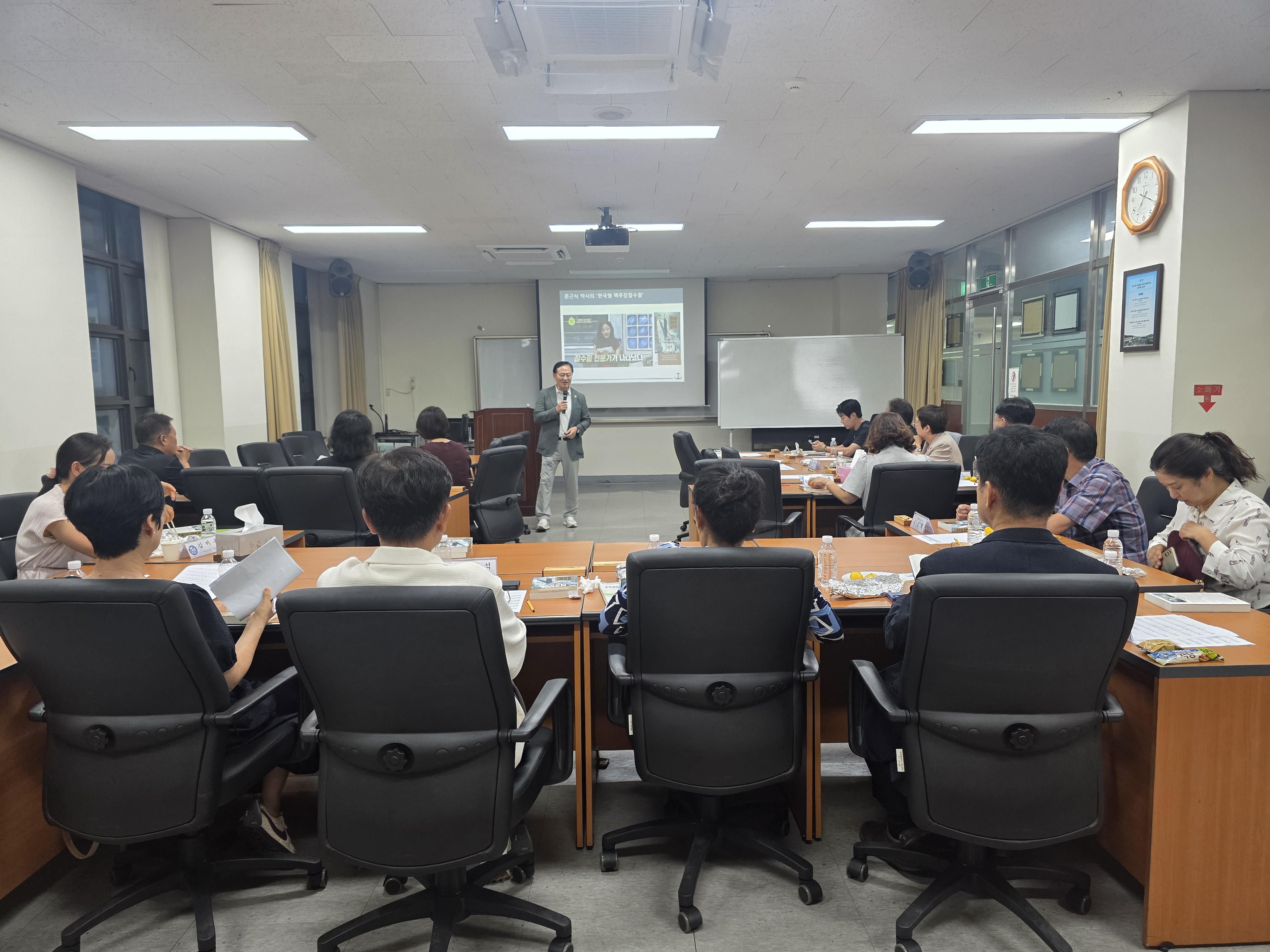 동원대학교 최고위 과정 총원우회 소속 원우들을 대상으로 한국형 핵추진 잠수함 특별 강의를 진행 중인 문근식 한양대 공공정책대학원 특임교수의 모습 (동원대학교 제공)