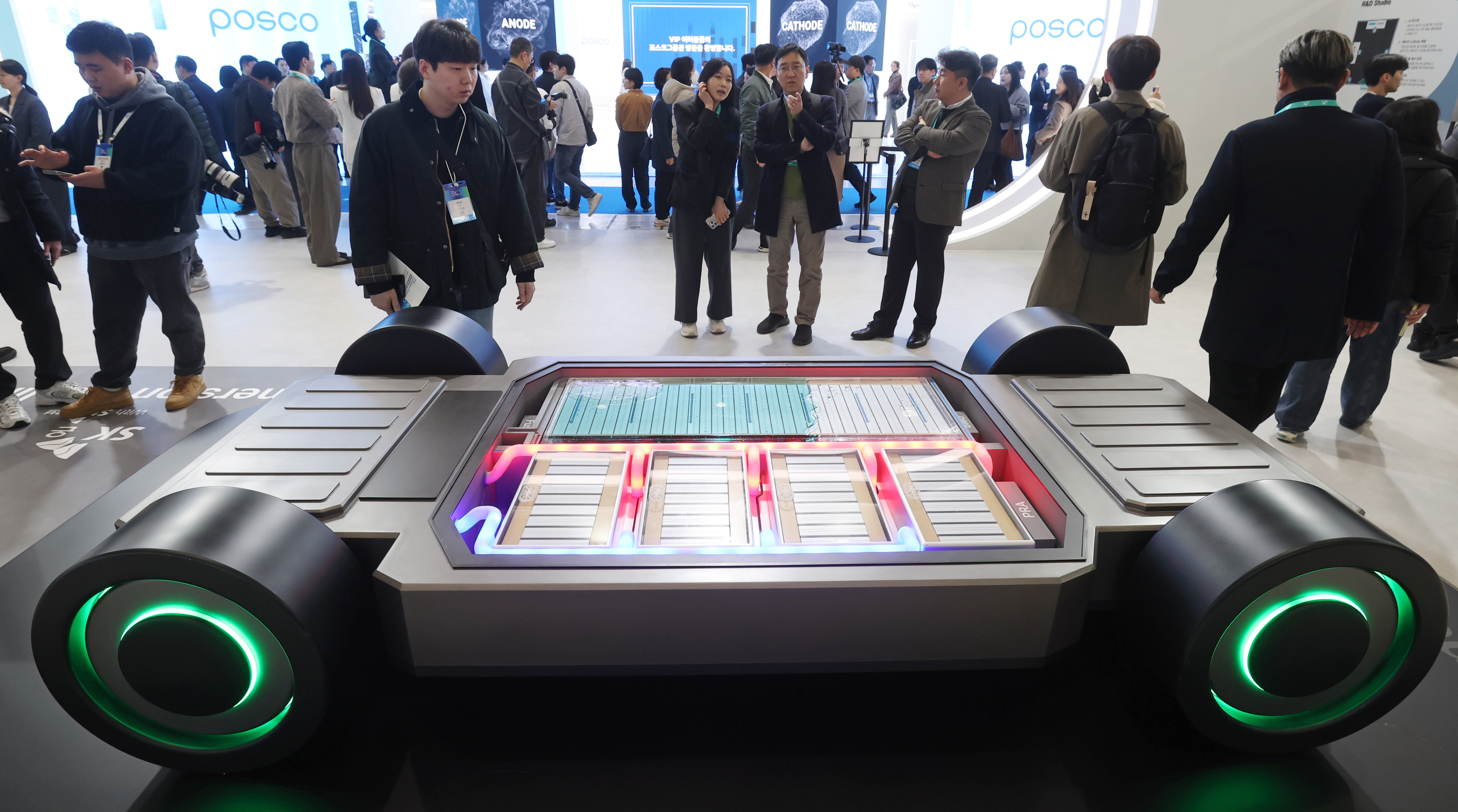 지난 3월 열린 인터배터리 2026에서 관람객들이 SK온의 전기차용 '액침 냉각' 배터리 모형을 살펴보고 있다. 사진=한경DB