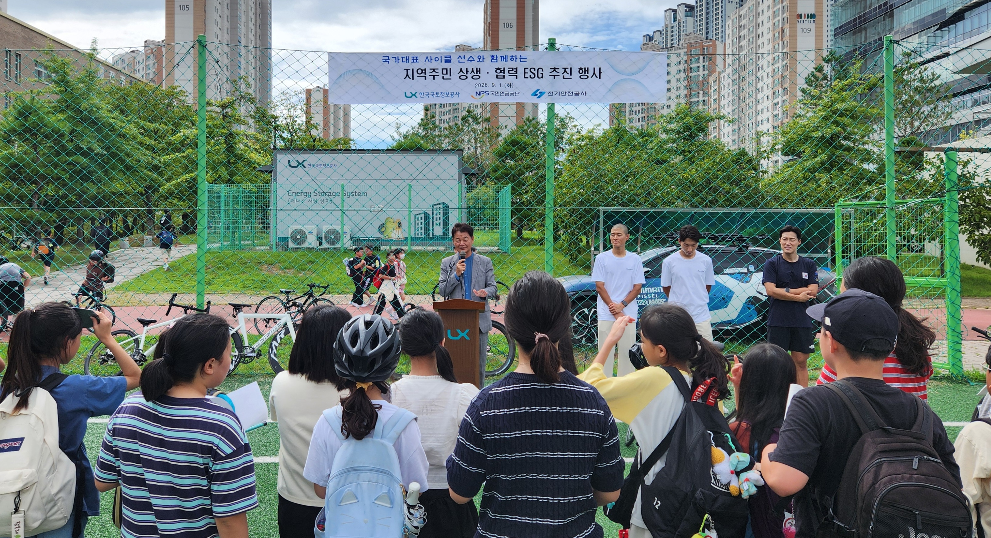 한국전기안전공사 서영환 경영지원처장(가운데)이 지역 어린이를 대상으로 자전거 안전등 나눔 행사를 진행하고 있다. 사진=한국전기안전공사 제공
