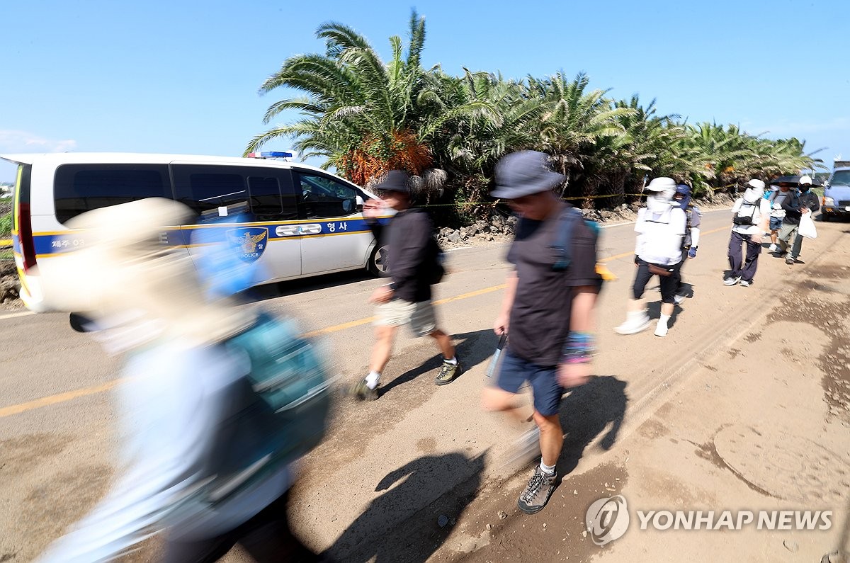 제주 사건현장 지나는 여행자들. 사진=연합뉴스