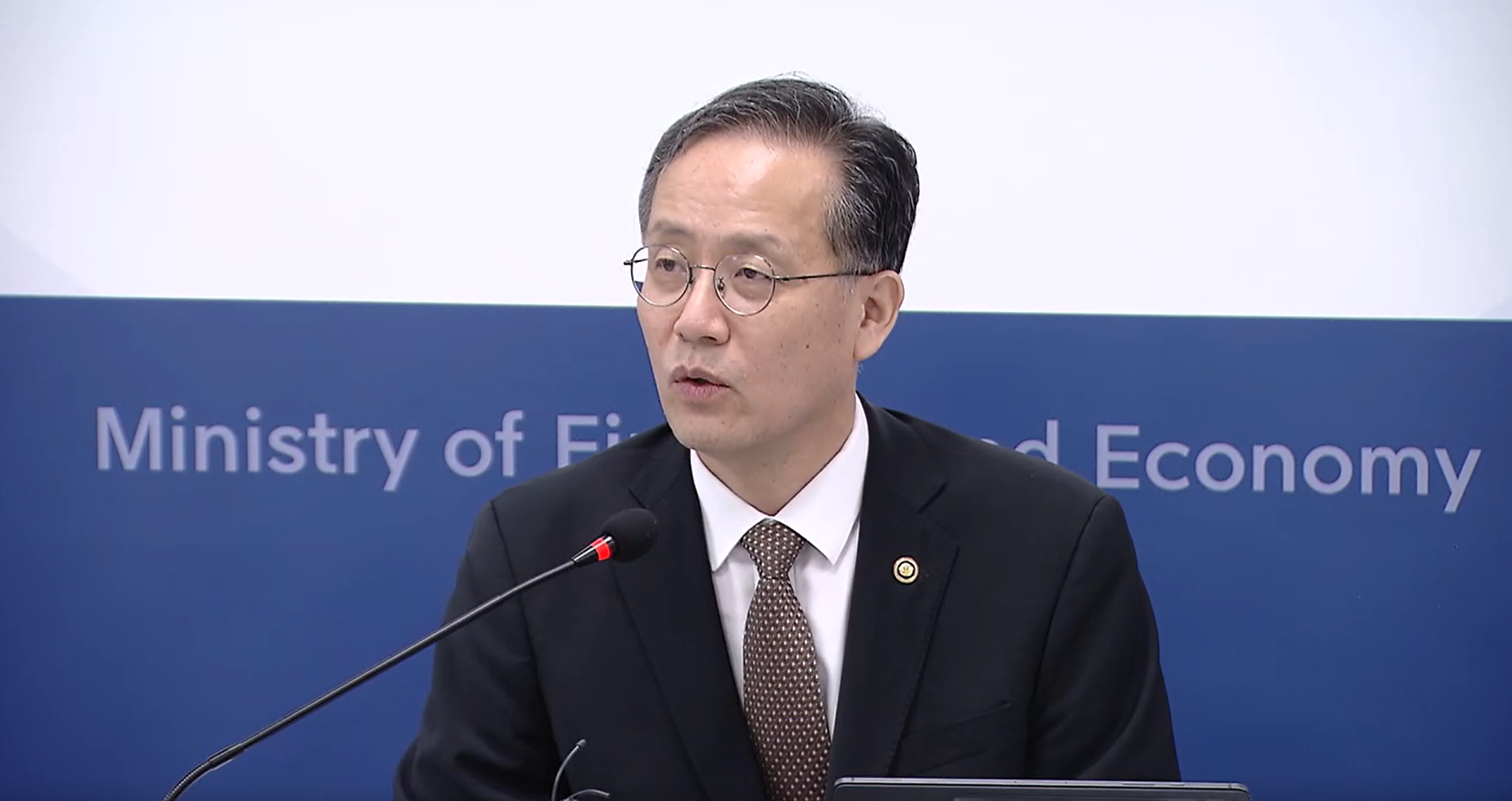 이형일 부총리 겸 재정경제부 장관 후보자가 2일 정부세종청사에서 기자간담회를 열고 질의응답을 하고 있다.