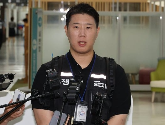 최승호 삼성그룹 초기업노동조합 삼성전자지부 위원장이 지난 6월 정부세종청사 중앙노동위원회에서 열리는 2차 사후조정 회의에 참석해 질의에 답하는 모습. 연합뉴스