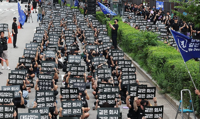 7월 16일 경기도 수원시 영통구 삼성전자 수원사업장 앞에서 삼성전자노동조합 동행(동행노조) 조합원들이 성과급 격차 등에 반발하며 구호를 외치고 있다. 연합뉴스
