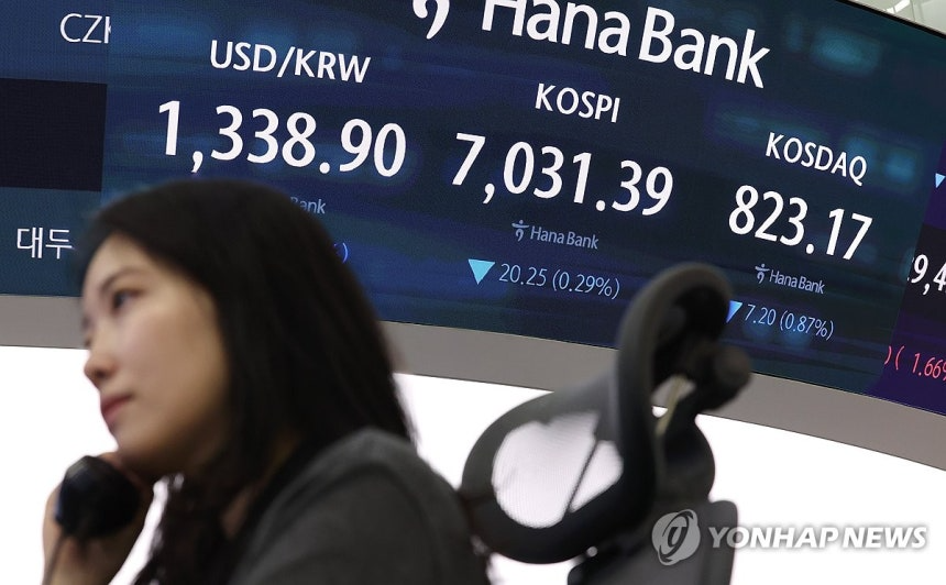 10일 서울 중구 하나은행 본점에서 직원들이 증시와 환율을 살피고 있다. 연합뉴스