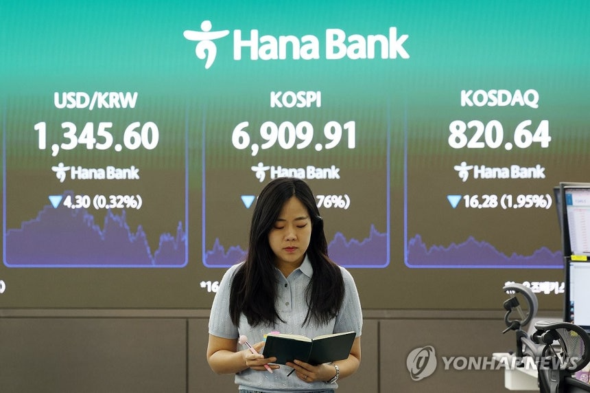 11일 서울 중구 하나은행 딜링룸 현황판에 코스피와 코스닥지수 등이 표시되고 있다. 연합뉴스