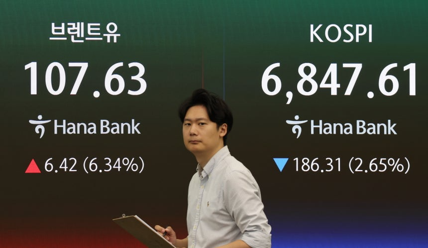 11일 서울 중구 하나은행 딜링룸 현황판에 국제 유가가 표시돼 있다. 연합뉴스