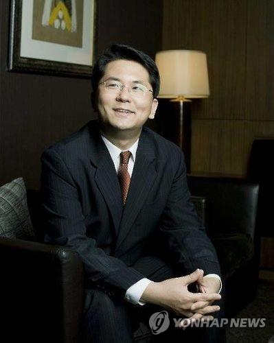 작가 문유석. (사진=문학동네, 연합뉴스)