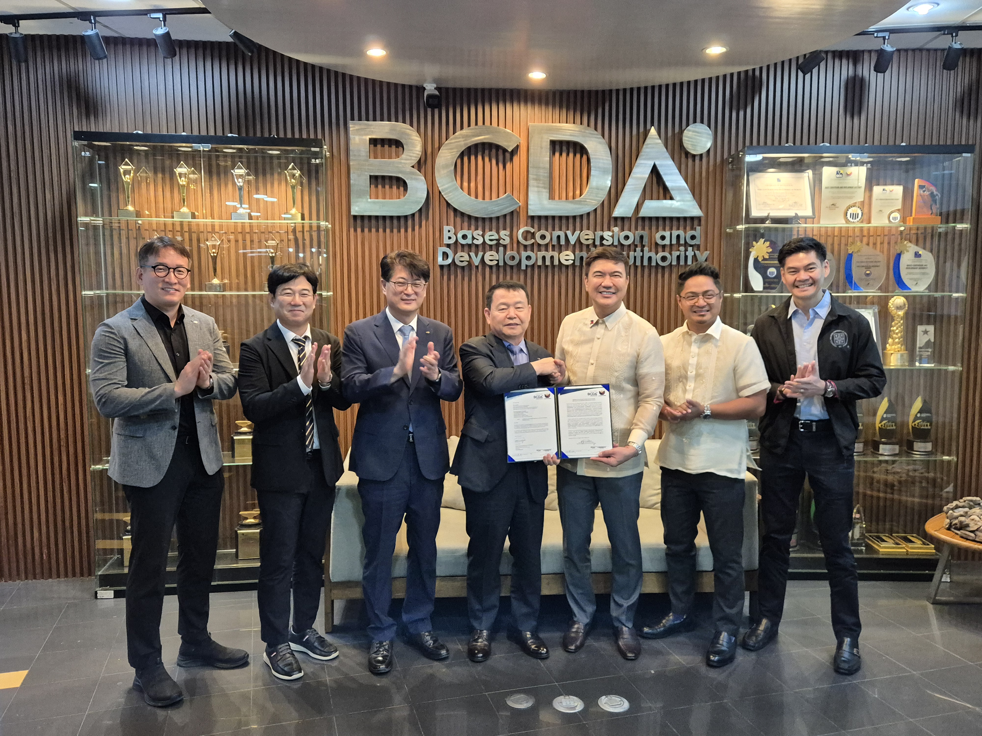 윤석대 한국수자원공사 사장(왼쪽 네 번째)이 조슈아 빙캉(Joshua M. Bingcang) BCDA 청장(왼쪽 다섯 번째)을 비롯한 양 기관 관계자들과 기념사진을 촬영하고 있다.