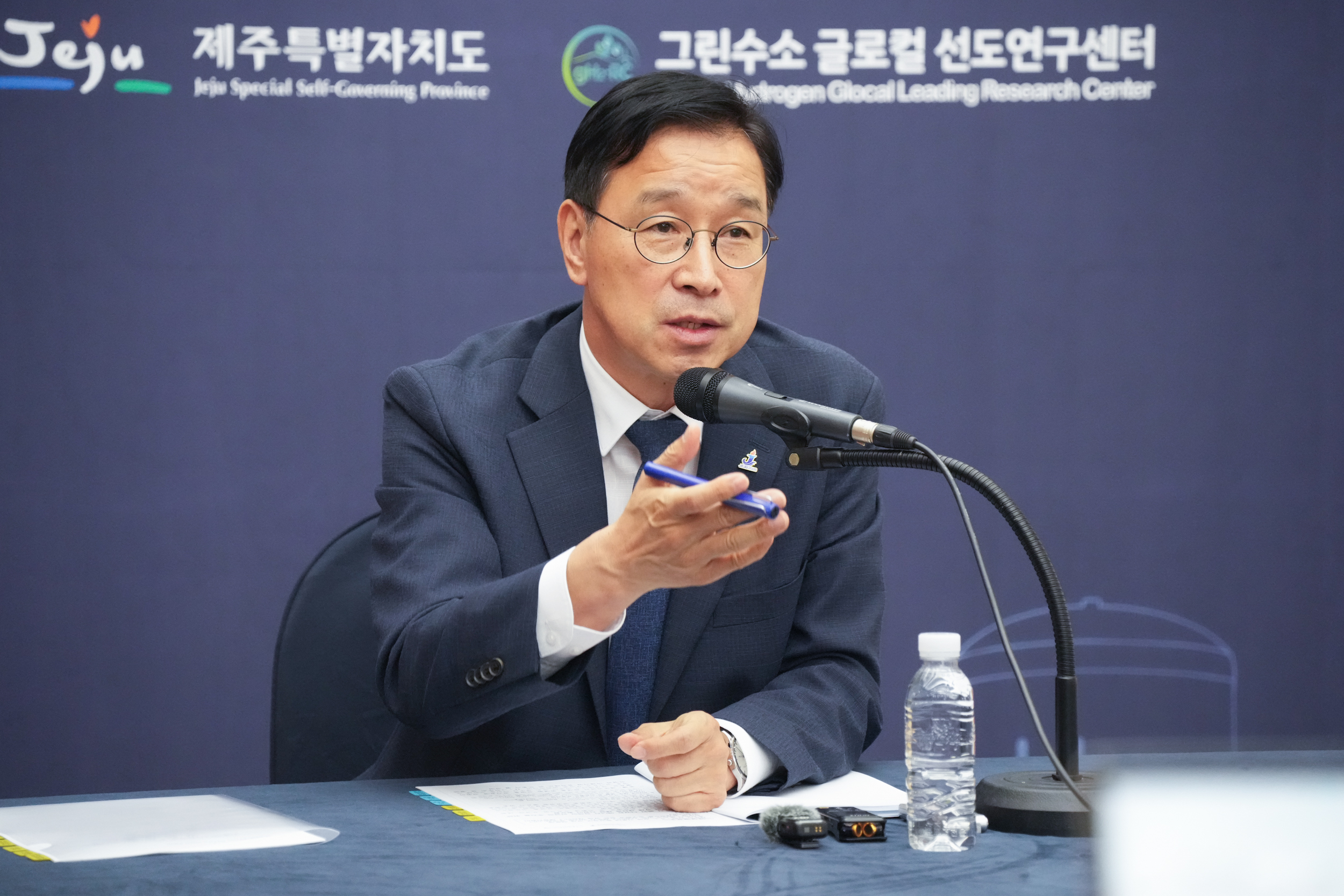 위성곤 제주특별자치도지사가 15일 '2026 그린수소 글로벌 포럼'에서 기자들과 만나 질의응답을 하고 있다.(사진=제주도청)