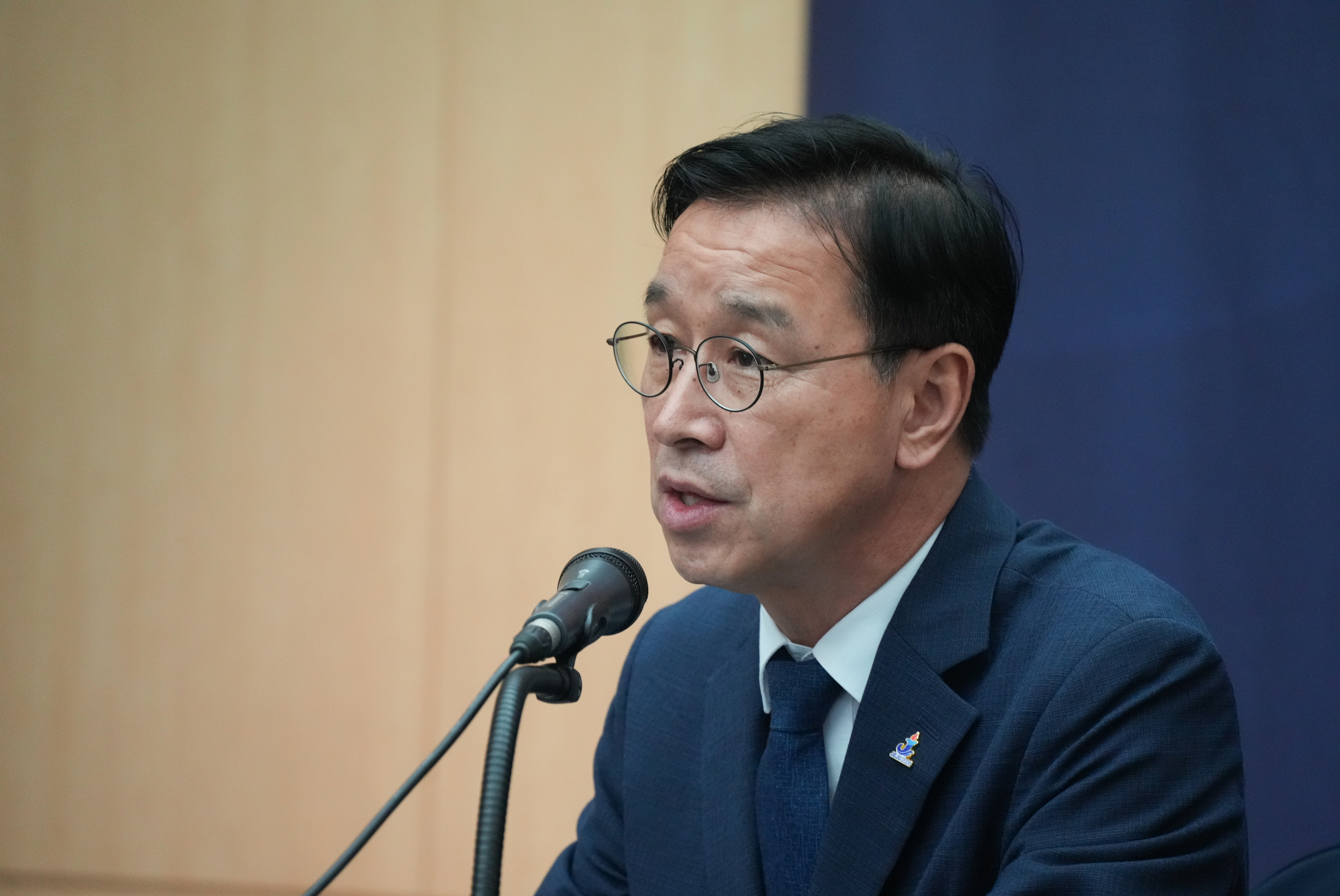 위성곤 제주특별자치도지사가 15일 '2026 그린수소 글로벌 포럼'에서 기자들과 만나 질의응답을 하고 있다.(사진=제주도청)