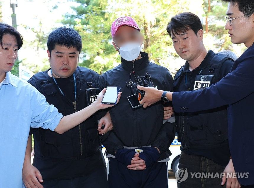 대형마트에 입점한 귀금속 매장에서 5억원대 금품을 훔친 20대 A씨가 16일 인천 미추홀구 인천지방법원에서 열린 구속 전 피의자 심문(영장실질심사)에 출석하고 있다. 연합뉴스