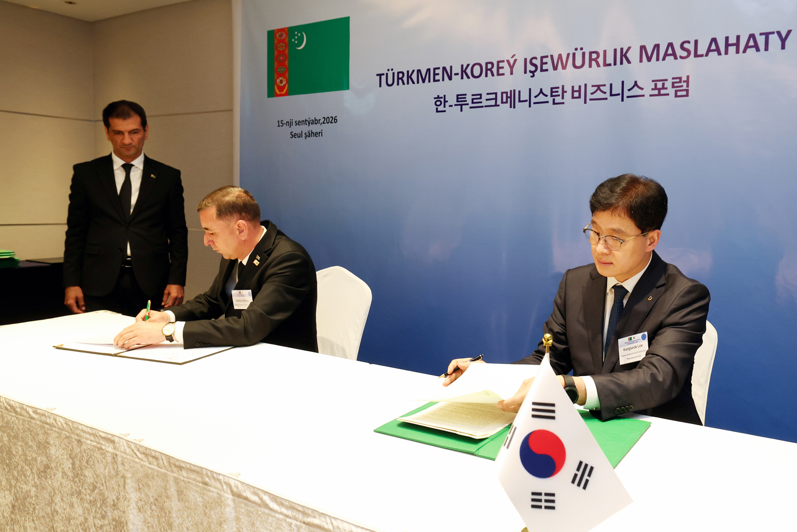 사진 왼쪽 두르디 겐지예프(Durdy Genjiyev) 투르크메니스탄 수자원관리위원회 위원장, 오른쪽 이강석 대우건설 대표