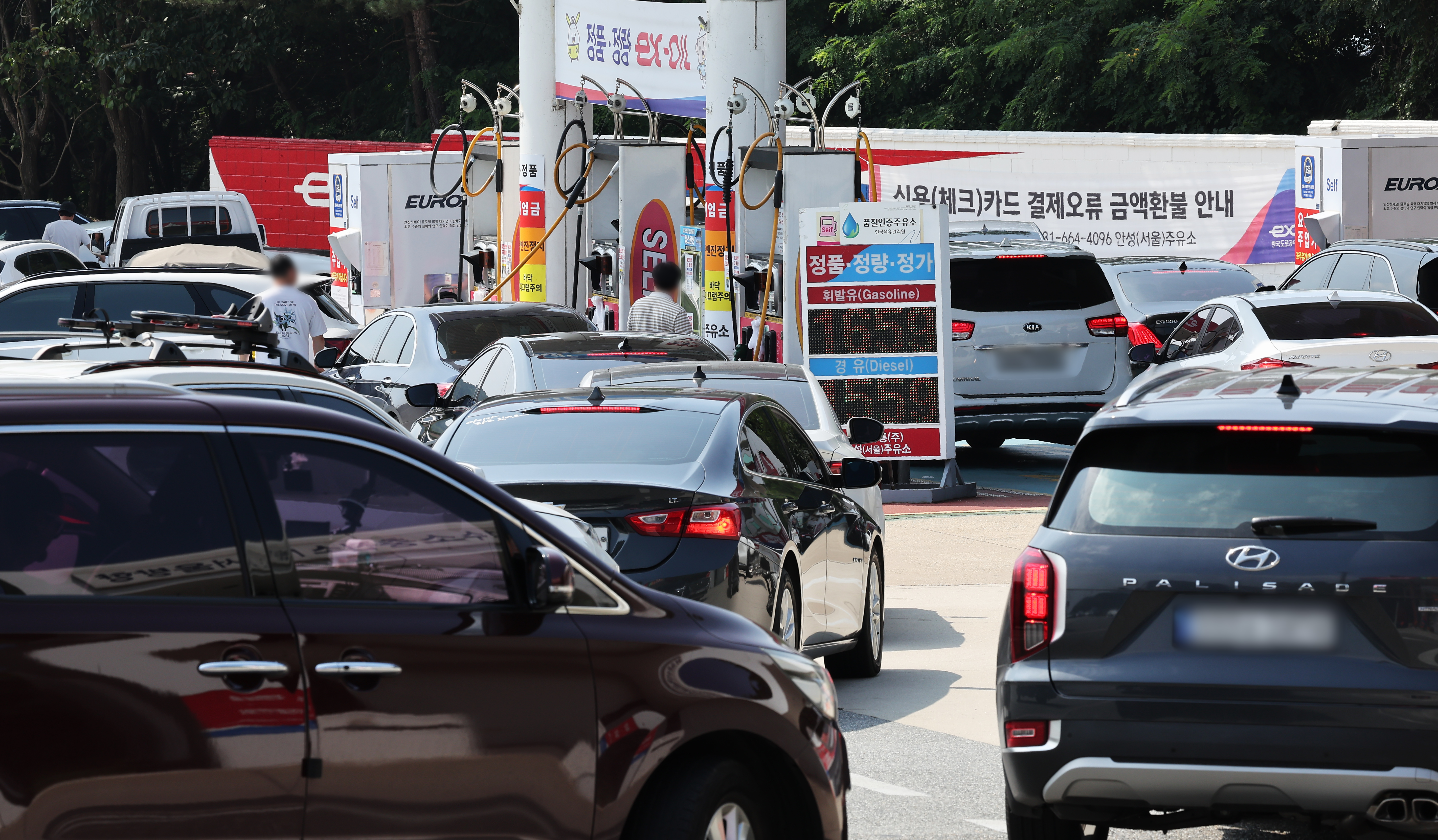 경기도 안성시 경부고속도로 안성휴게소 주유소에 차량이 주유를 위해 줄을 서 있다. 사진=연합뉴스