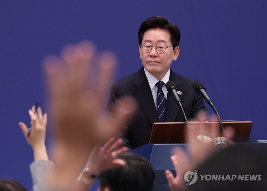 이재명 대통령이 18일 청와대 영빈관에서 열린 기자회견에서 취재진의 질문을 받고 있다. (사진=연합뉴스)