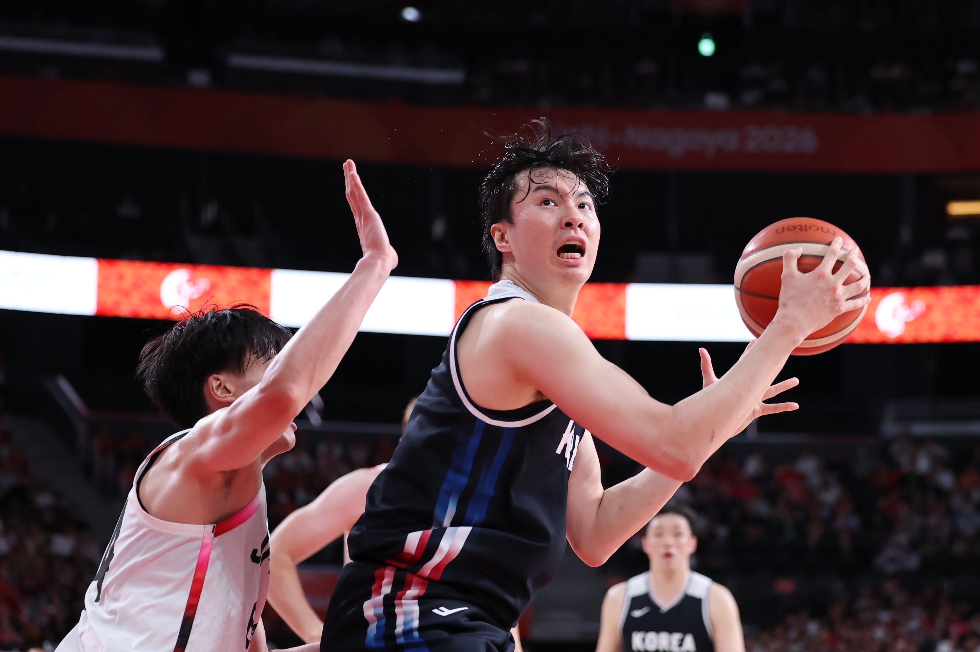 20일 일본 나고야 아이치 인터내셔널 아레나에서 열린 2026 아이치·나고야 아시안게임 남자 농구 결승전 대한민국 대 일본의 경기. 한국 이현중이 볼을 다투고 있다. 사진=연합뉴스