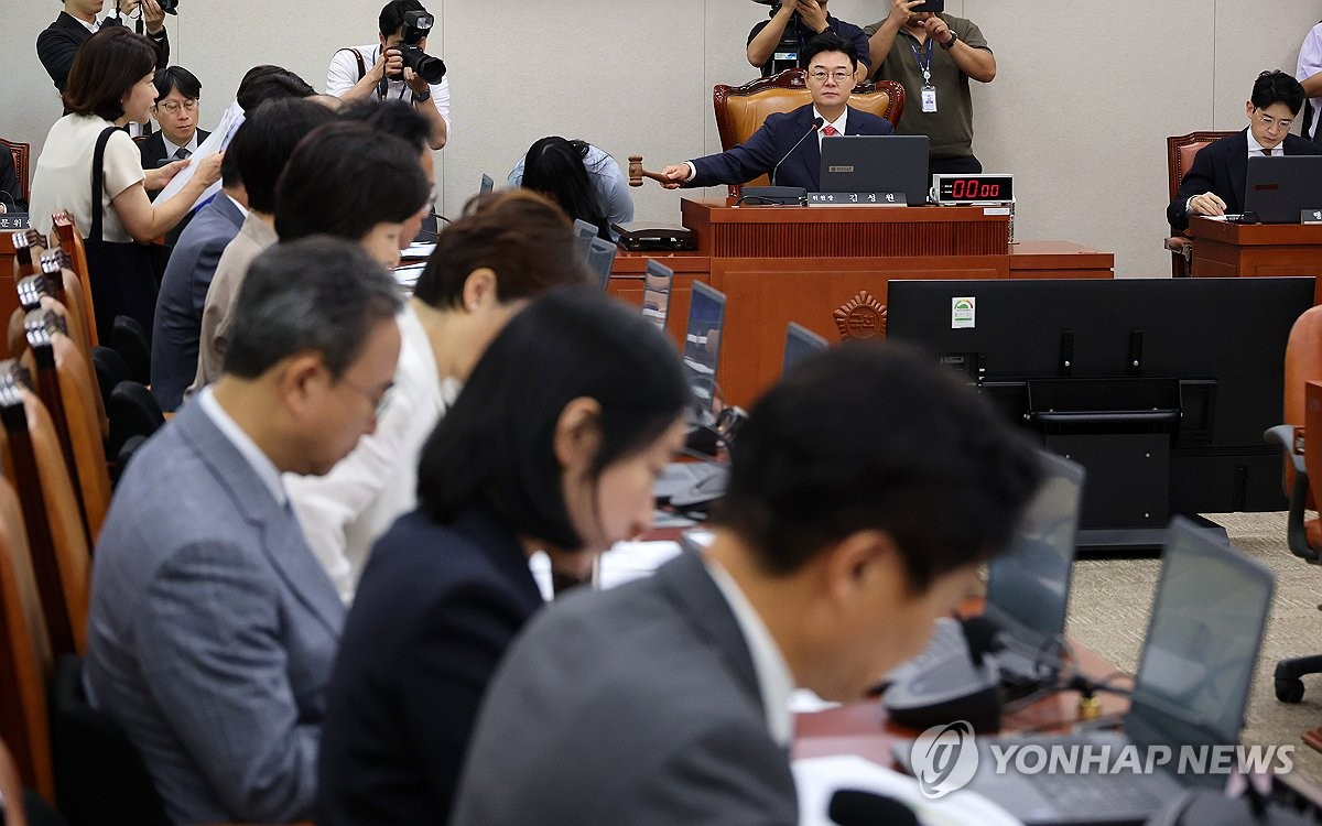8일 국회에서 열린 산업통상자원중소벤처기업위원회 전체회의에서 김성원 위원장이 이소영 중소벤처기업부 장관 후보자에 대한 인사청문계획서 채택을 알리며 의사봉을 두드리고 있다. (사진=연합뉴스)