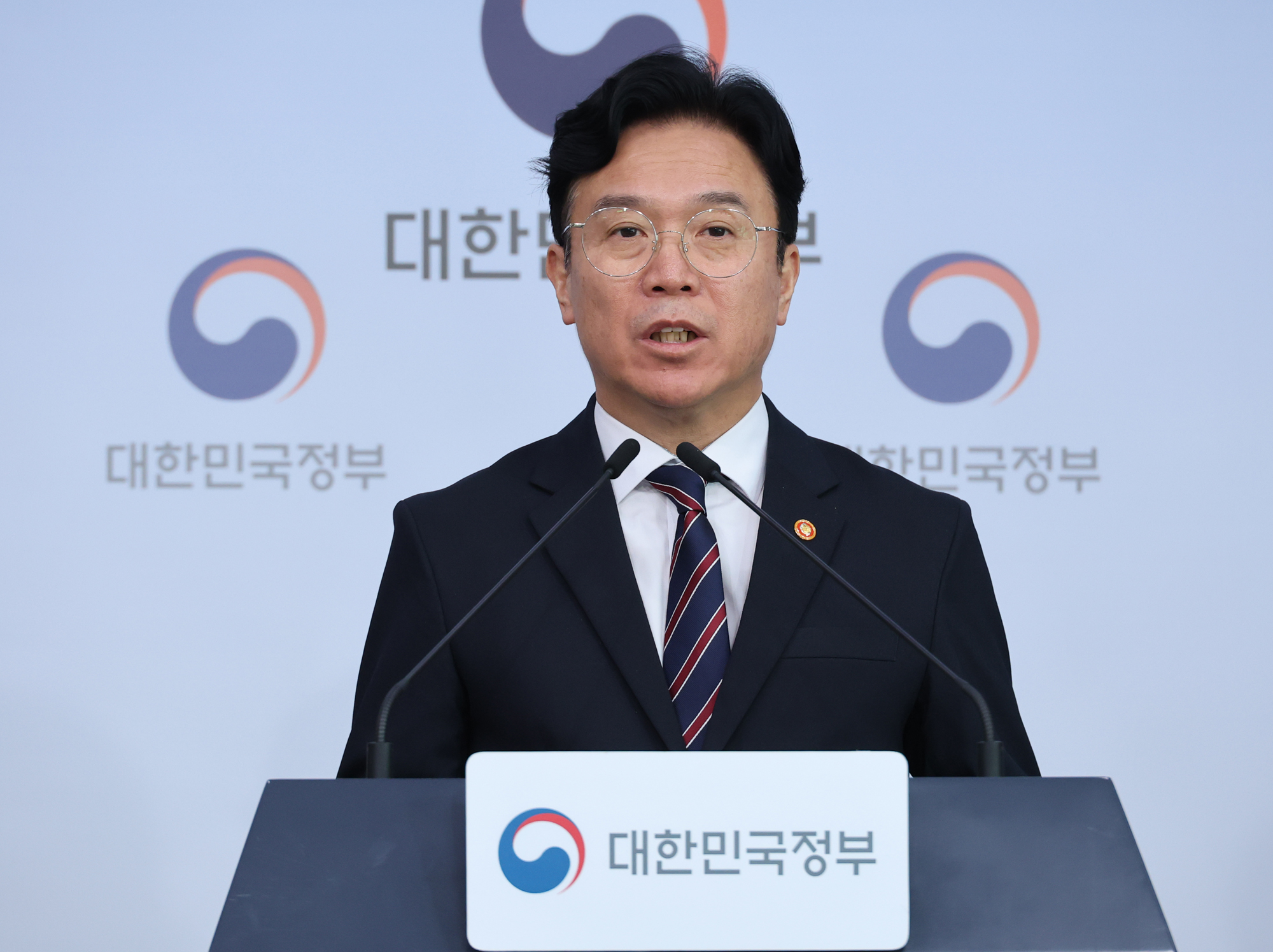 김영훈 고용노동부 장관이 15일 서울 종로구 정부서울청사에서 메가특구 연구직 대상 주52시간 예외적용, 파견근로 가능업무 확대 등 노동규제 완화 등을 내용으로 한 '메가특구 특별법 관련 사회적 대화 제안' 브리핑을 하고 있다.