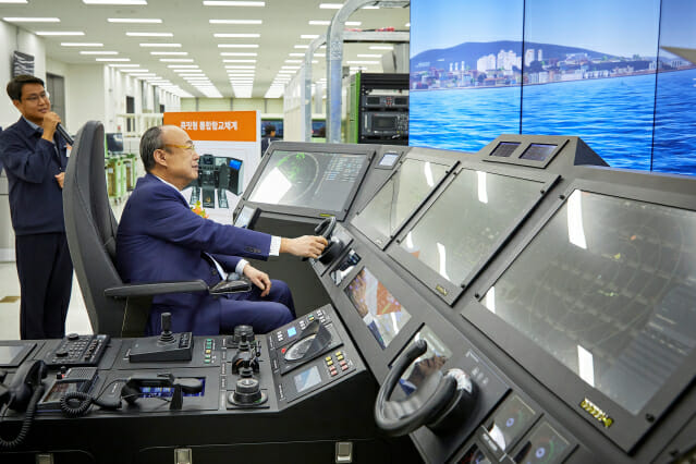 김승연 한화그룹 회장이 한화시스템 구미 사업장을 방문해 콕핏(Cockpit)형 통합 함교 체계(IBS) 운영 시연을 하는 모습. (사진=한화그룹)