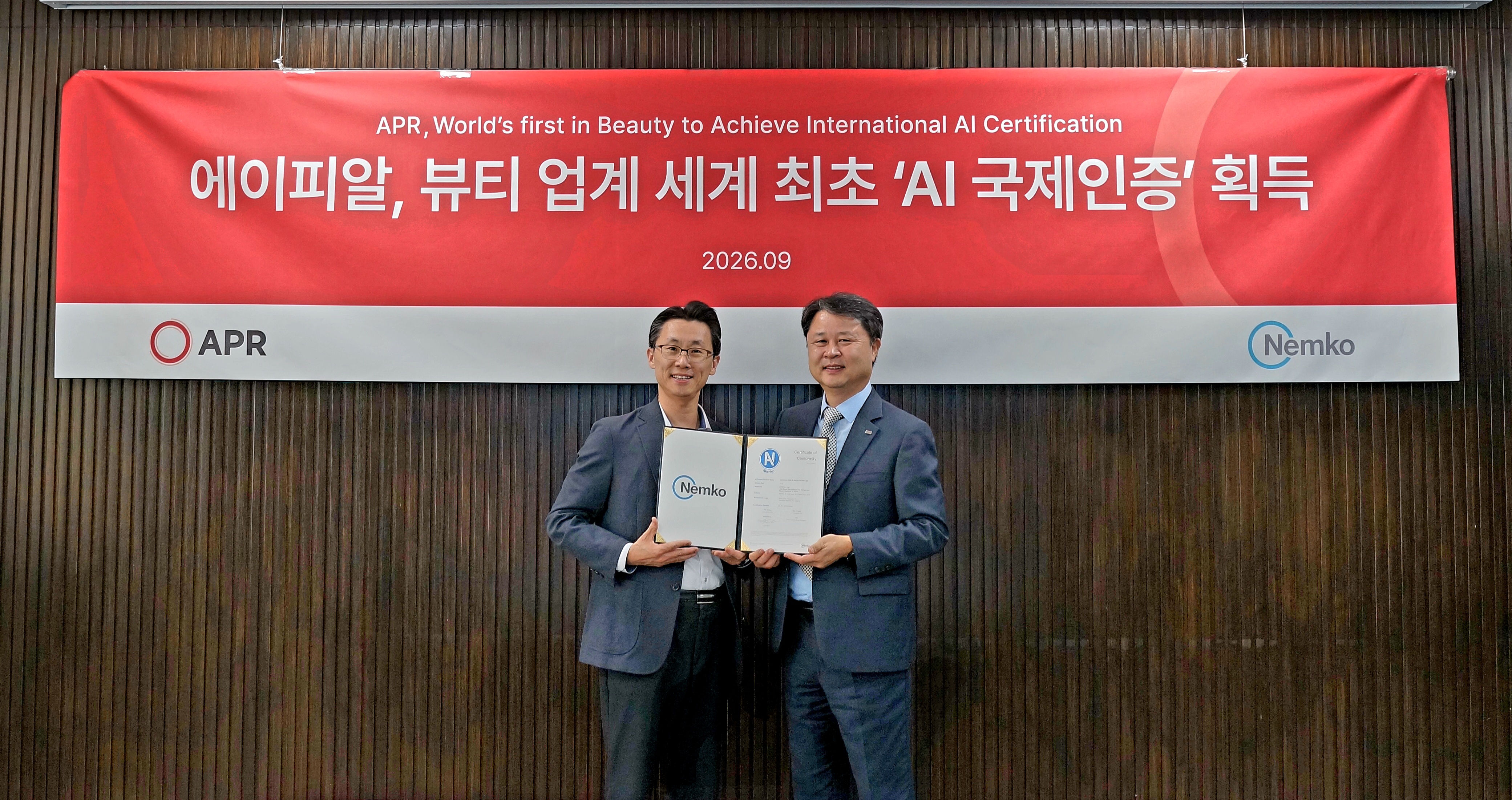 신재우 에이피알 R&D 센터장(사진 왼쪽)과 곽삼근 넴코 코리아 전무가 인공지능(AI) 제품 신뢰성 마크인 'AI Trust Mark' 인증을 획득하고 기념촬영을 하고 있다. (사진=에이피알)