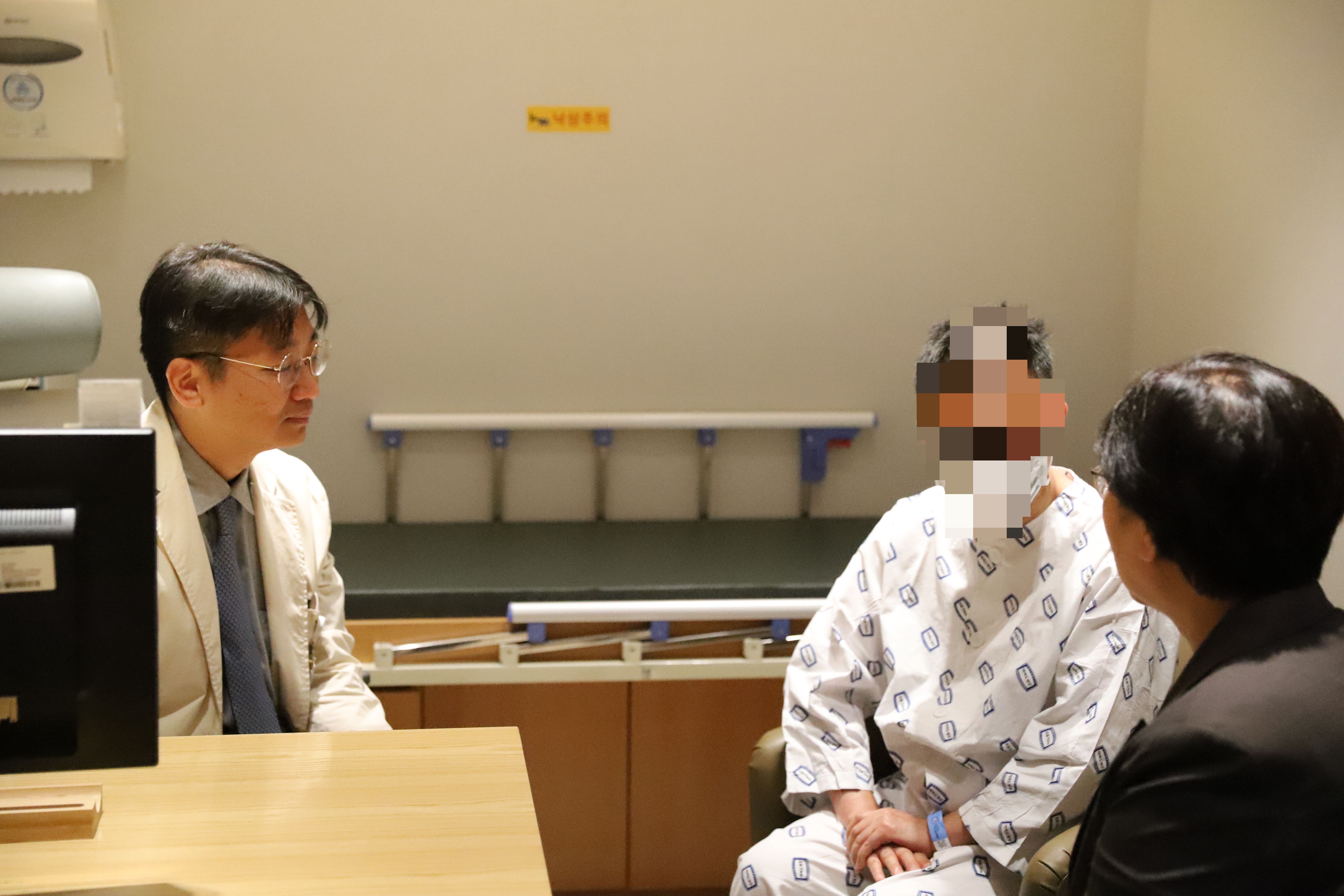 정은경 보건복지부 장관과 전영우 여의도성모병원 교수가 1호 면역세포치료제 환자와 이야기를 나누고 있다. (한국경제TV DB)