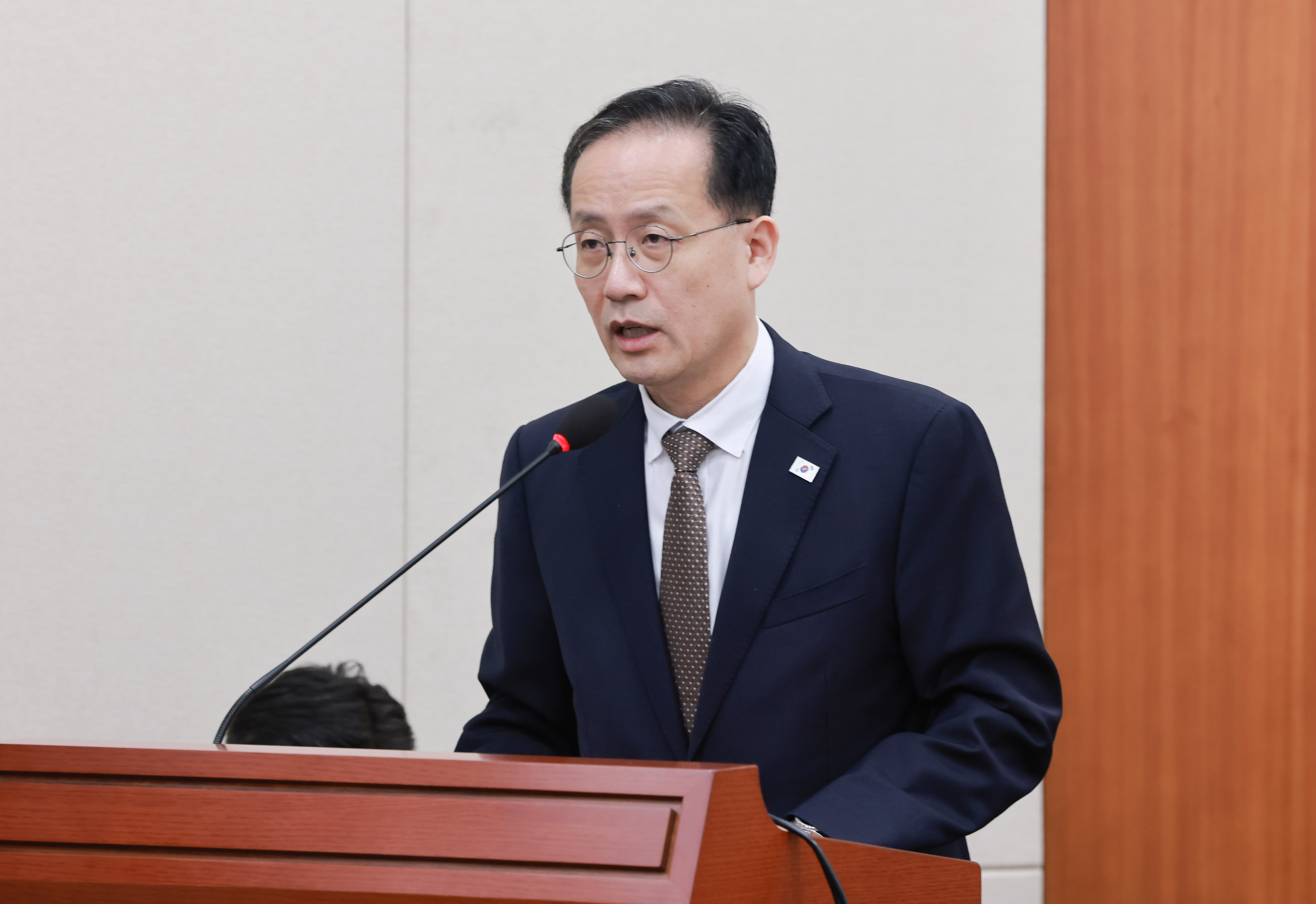 22일 국회 재정경제기획위원회 전체회의에서 이형일 부총리 겸 재정경제부 장관이 인사말하고 있다.