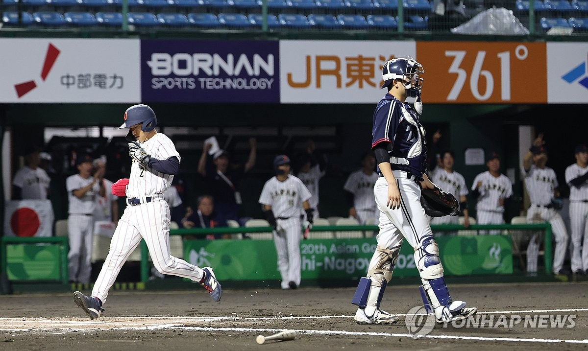 2026 아이치·나고야 아시안게임 야구 슈퍼라운드 한국과 일본의 경기. 6회말 2사 1, 2루 한국 포수 조형우 뒤로 일본 2루 주자 와다 게이타가 홈인하고 있다.(연합뉴스)