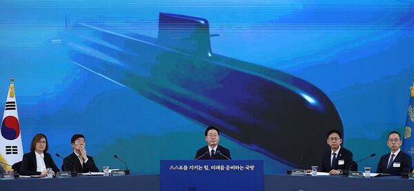 이재명 대통령이 지난 5월 26일 경남 창원시 진해구에서 진행된 제1회 미래 국방 전략 위원회에서 안규백 국방부 장관의 핵추진잠수함 간련 보고를 듣고 있는 모습. (사진=연합뉴스)