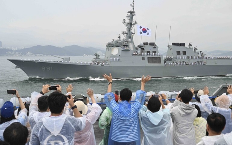 지난해 9월 25일 부산 인근 해상에서 개최된 '2025 대한민국 해군 관함식'에서 대형 수송함 마라도함에 편승한 국민 참여단이 해군 함정들이 실시하는 해상 사열을 관람하는 모습. (사진=해군)