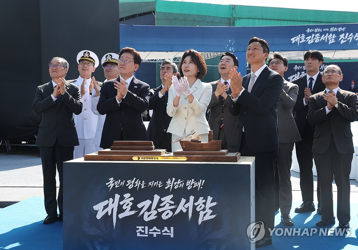 30일 울산 조선소에서 열린 대호김종서함 진수식에서 이재명 대통령과 김혜경 여사, 정기선 HD현대 회장 등 참석자들이 박수치는 모습. (사진=연합뉴스)