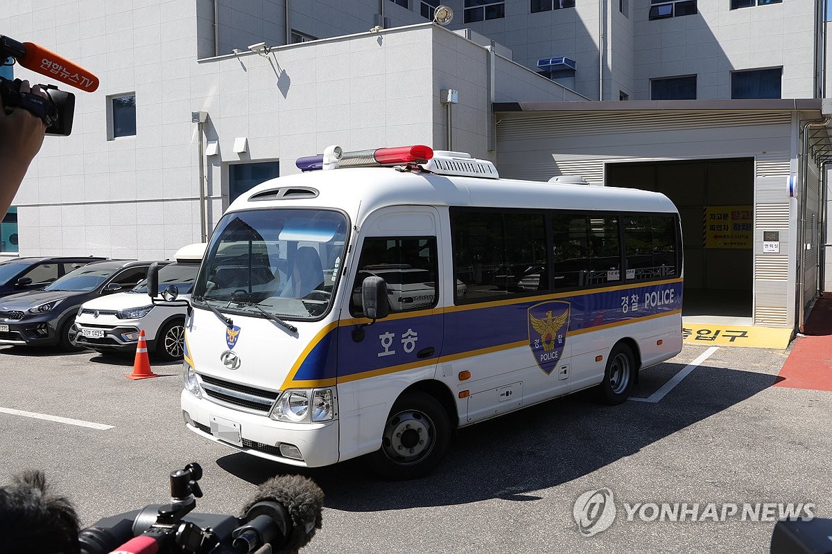 지난 9월 14일 오후 경기도 고양시 일산동부경찰서에서 냉동창고 살해 피의자가 탄 호송 차량이 의정부지검 고양지청으로 이동하고 있다. 사진=연합뉴스 