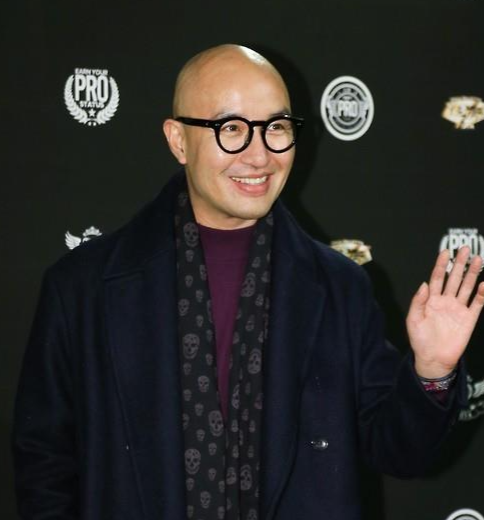 새벽 도로 블랙박스에 찰칵... 쓰레기 치우던 홍석천 선행 포착됐다