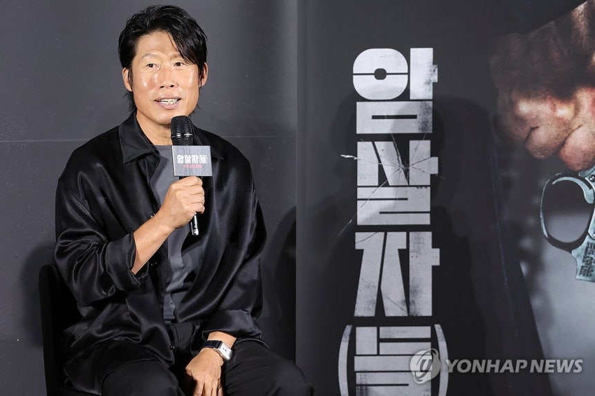 배우 유해진이 10일 서울 용산구 CGV 용산아이파크몰에서 열린 영화 '암살자(들)' 제작보고회에서 인사말을 하고 있다/연햡뉴스