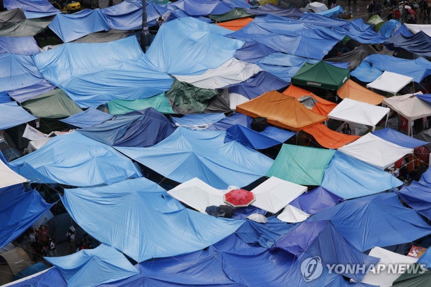 푸에르타델솔 광장 노숙 농성. 사진=연합뉴스