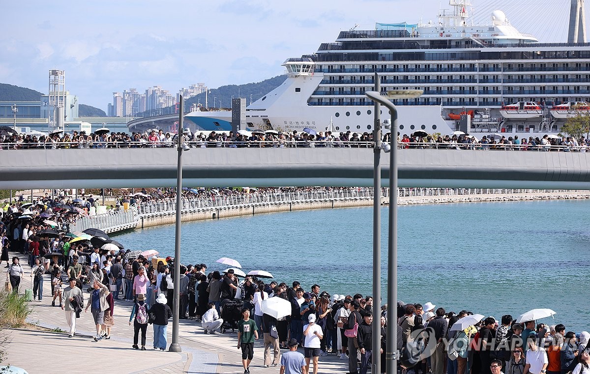 부산 동구 북항친수공원 수로에 모인 시민들. 사진=연합뉴스