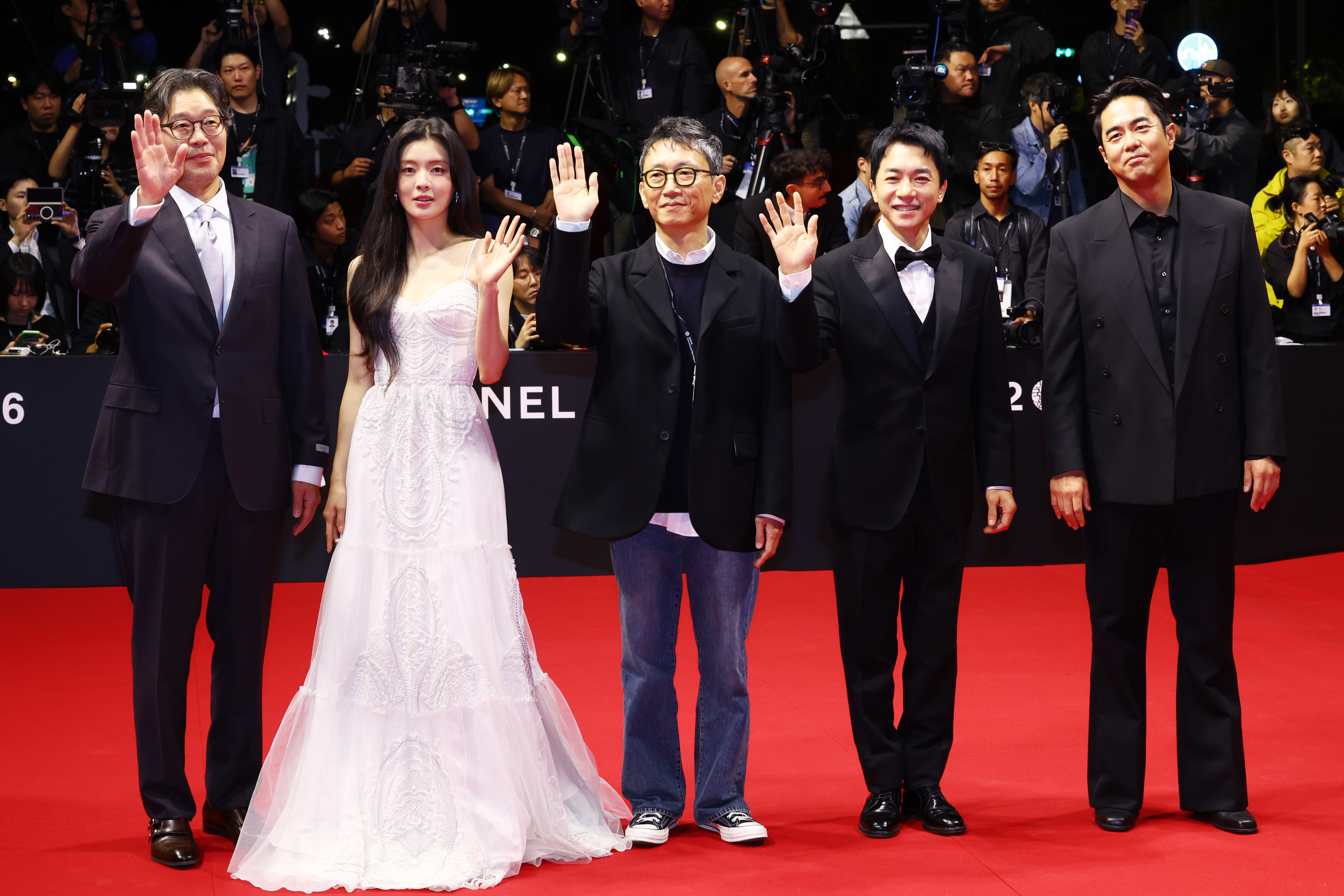 영화 '수능, 출제의 비밀'의 감독 및 배우들이 6일 오후 부산 해운대구 영화의 전당에서 열린 제31회 부산국제영화제(BIFF) 개막식 레드카펫 행사에서 포즈를 취하고 있다. 사진=연합뉴스