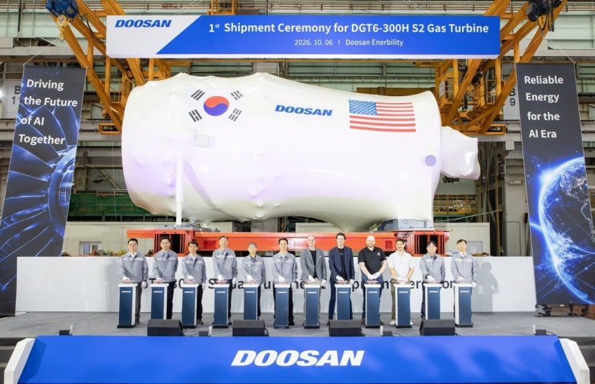 10월 6일 두산에너빌리티 창원 본사에서 개최된 380MW 가스터빈 출하식에서 스페이스XAI 주요 관계자들과 손승우 파워서비스BG장(가운데)을 비롯한 두산에너빌리티 임직원이 기념 촬영하는 모습. (사진=두산에너빌리티)